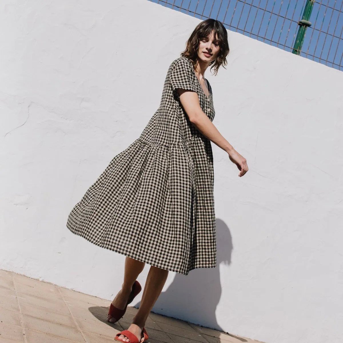 R: VOLUME-3 oversized linen dress with short sleeves (Size: S/M; Color: Mid Sand Gingham)