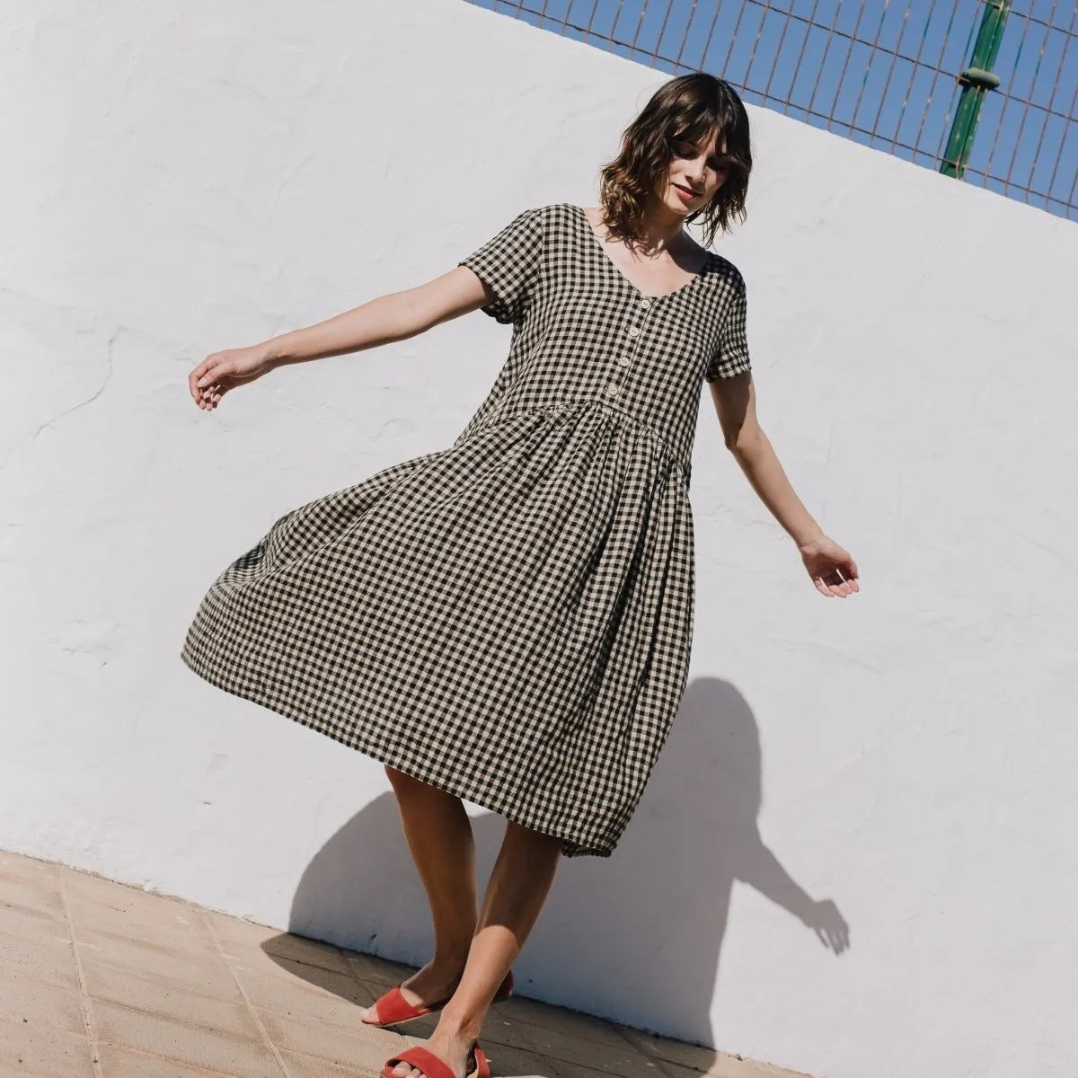 R: VOLUME-3 oversized linen dress with short sleeves (Size: S/M; Color: Mid Sand Gingham)