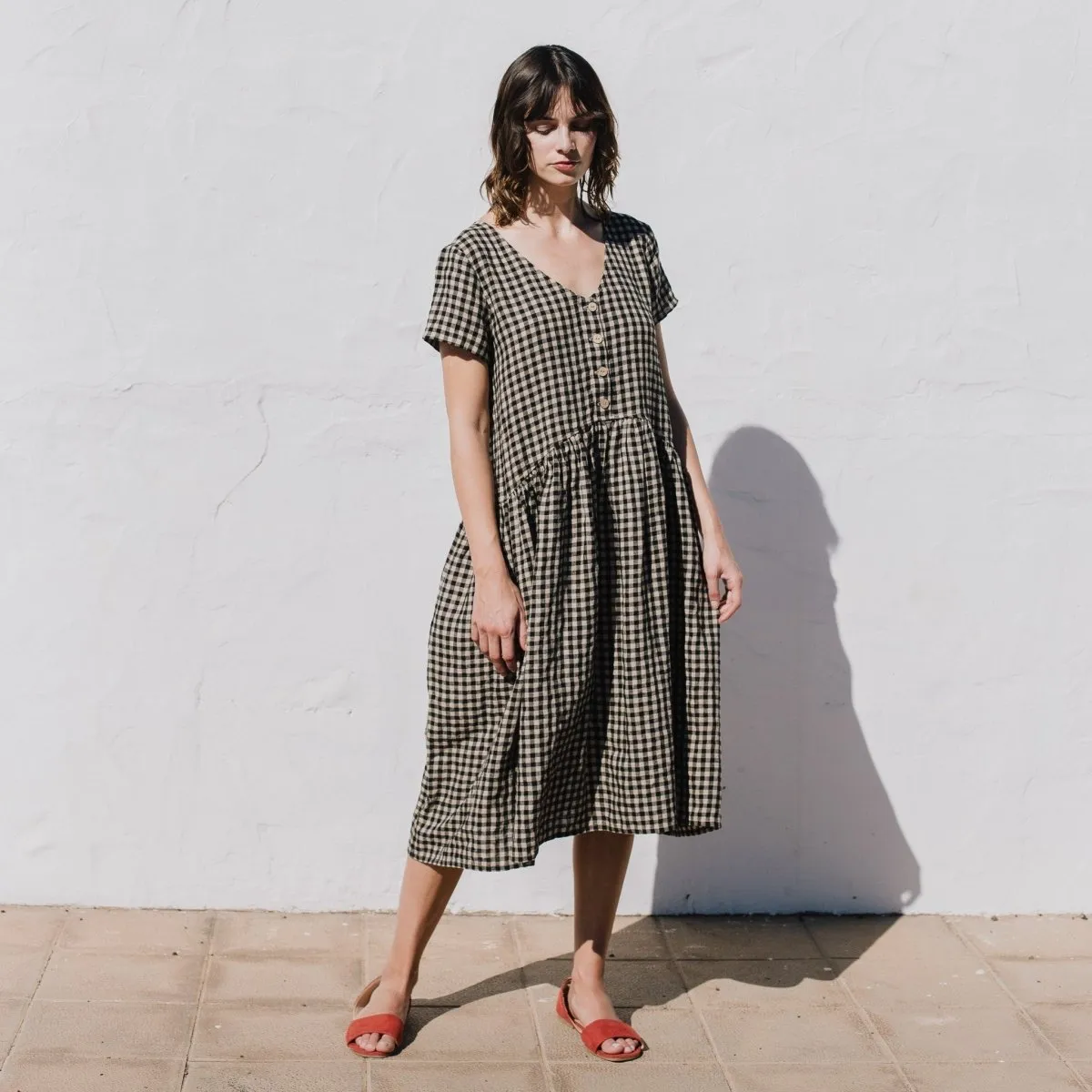 R: VOLUME-3 oversized linen dress with short sleeves (Size: S/M; Color: Mid Sand Gingham)