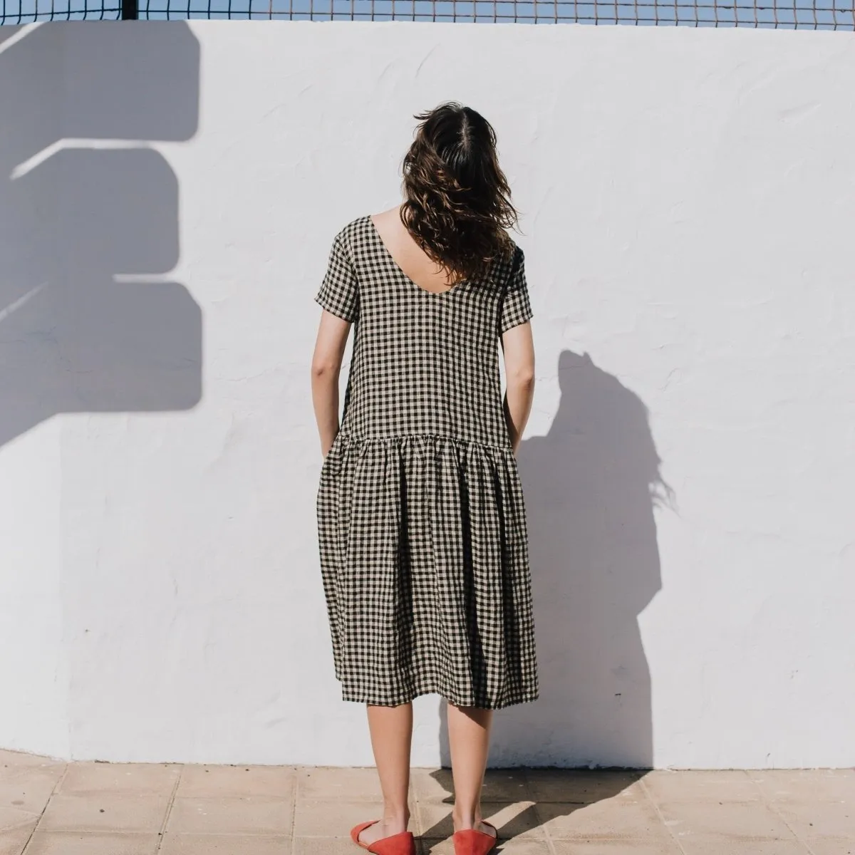 R: VOLUME-3 oversized linen dress with short sleeves (Size: S/M; Color: Mid Sand Gingham)