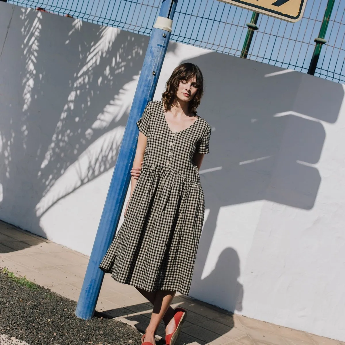 R: VOLUME-3 oversized linen dress with short sleeves (Size: S/M; Color: Mid Sand Gingham)