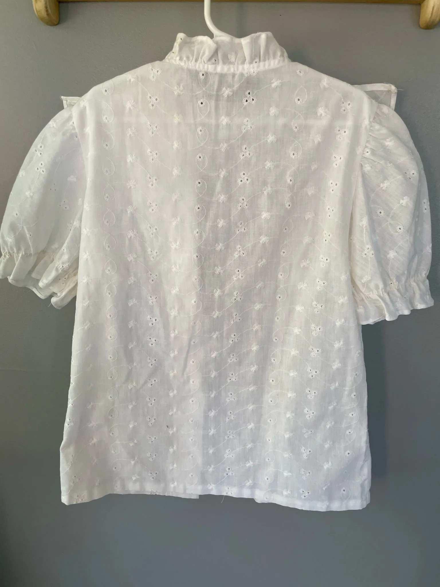 Women’s/JRs Small White Eyelet Blouse Top Ruffle Breast Buttons Short Sleeve